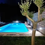 Village With Heated Pool Maslina Apartmán *