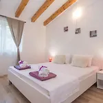 Village With Heated Pool Maslina Apartmán *