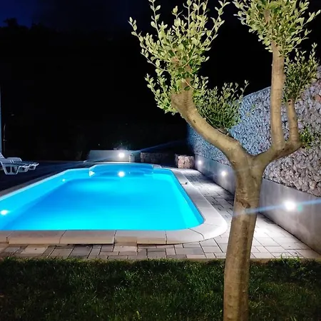 Village With Heated Pool Maslina Apartment *
