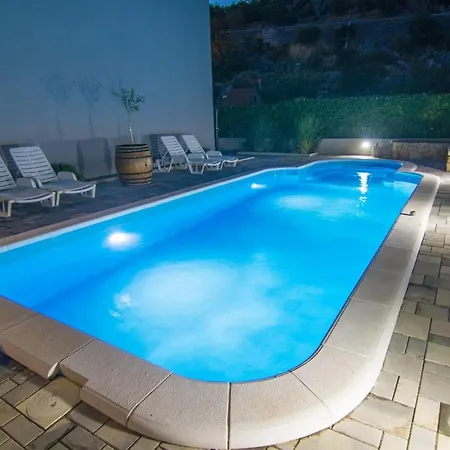 Apartment Village With Heated Pool Maslina *