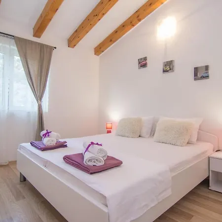 Village With Heated Pool Maslina Apartment *