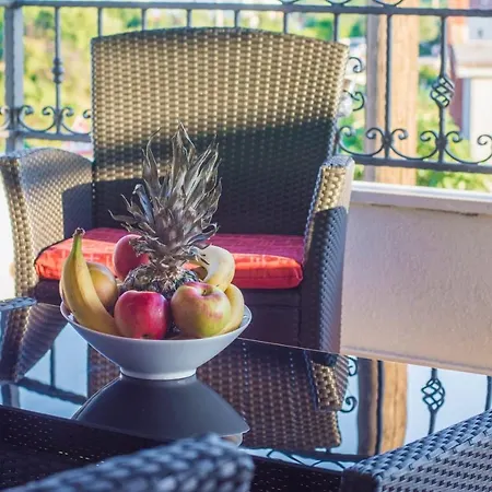 Village With Heated Pool Maslina Apartment *
